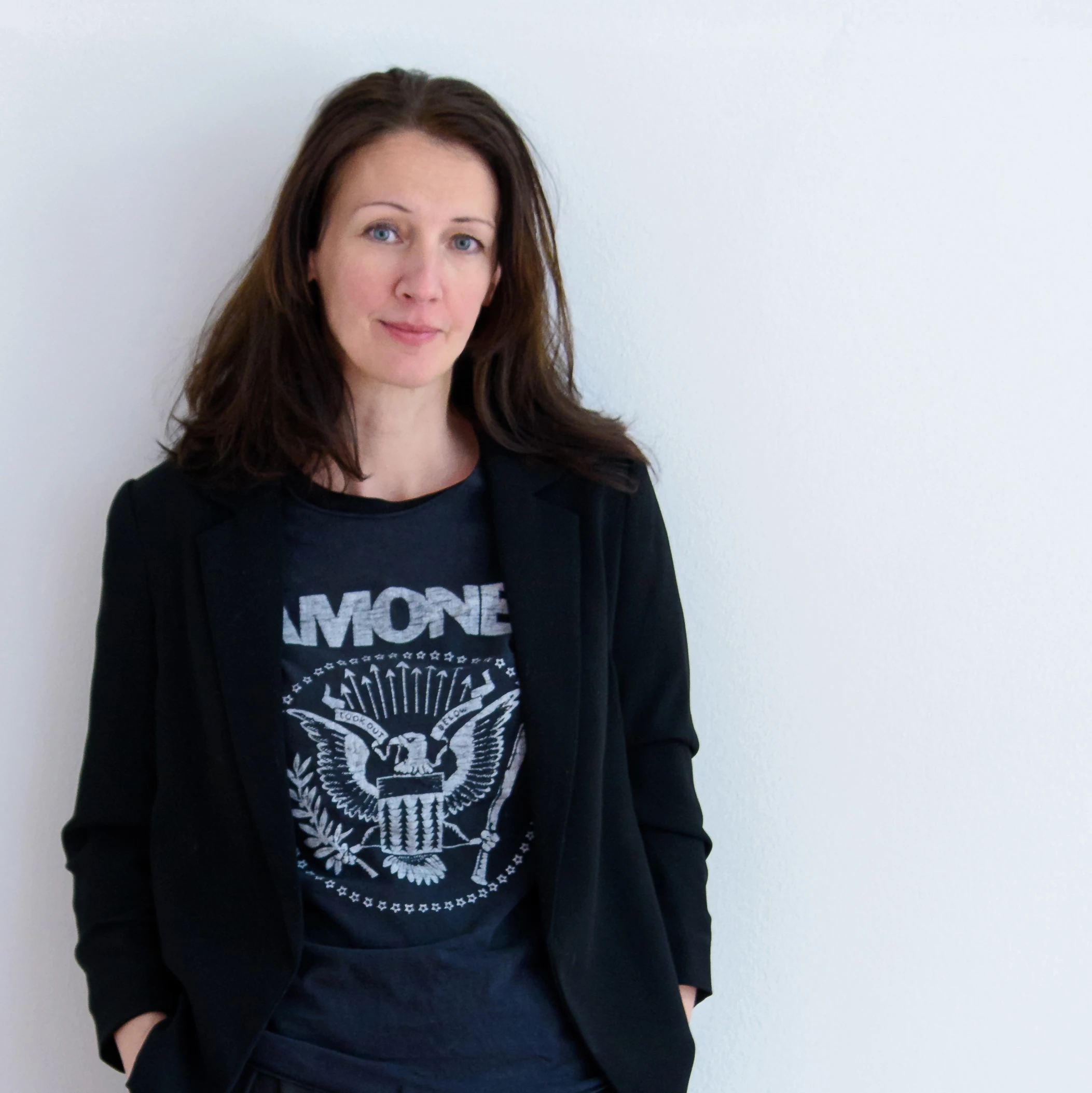 Personal Brand Fotografie in München - Porträt von Silvia Beres vor hellem Hintergrund in schwarzem Blazer