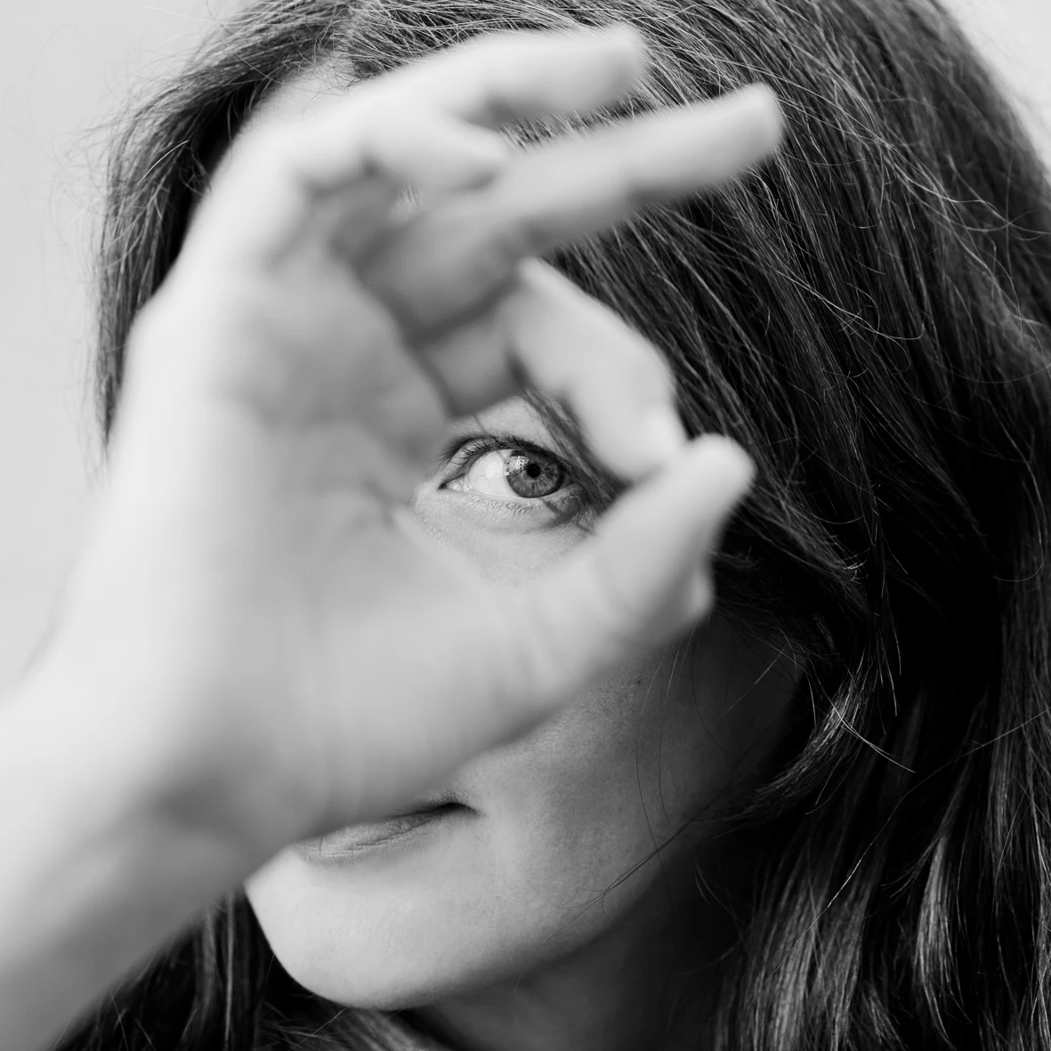 Personal Brand Fotografie in München - ausdrucksstarkes Schwarzweiß-Porträt von Silvia Beres mit Fokus auf das Auge