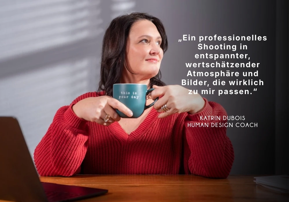 Personal Brand Fotografie in München – Porträt von Katrin Dubois, Human Design Coach, mit Tasse am Tisch in entspannter Arbeitsatmosphäre