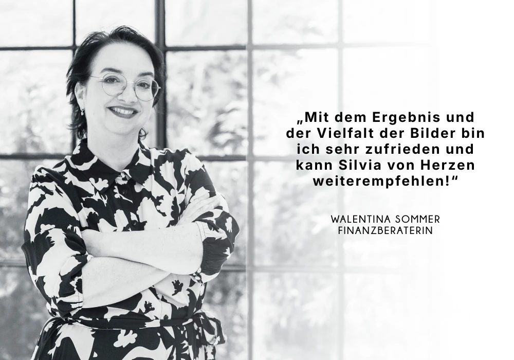 Personal Brand Fotografie in München – Schwarzweiß-Porträt von Walentina Sommer vor großem Fenster