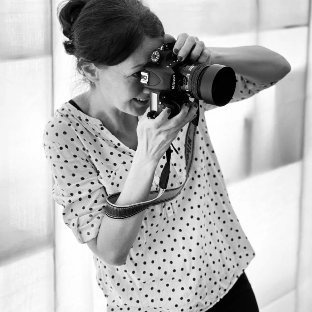 Personal Brand Fotografie in München - Porträt von Silvia Beres vor hellem Hintergrund in schwarzem Blazer