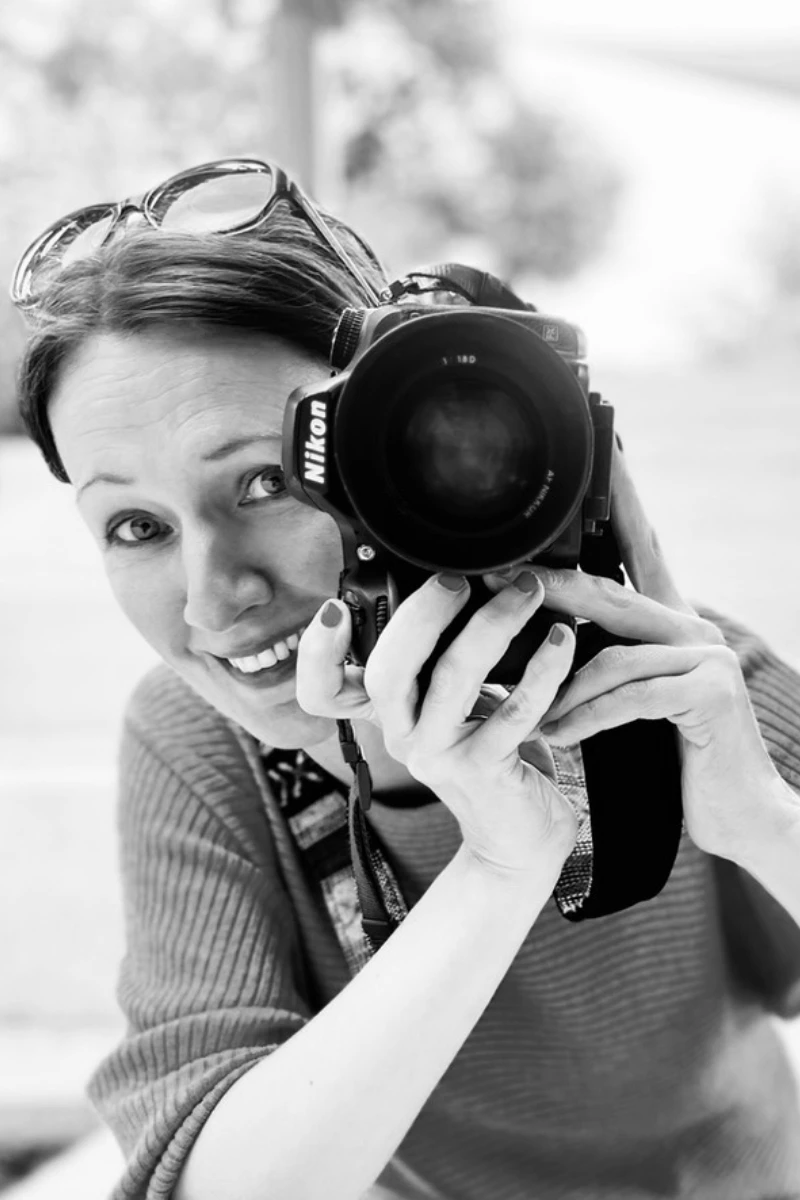 Personal Brand Fotografie in München - Porträt von Silvia Beres vor hellem Hintergrund in schwarzem Blazer