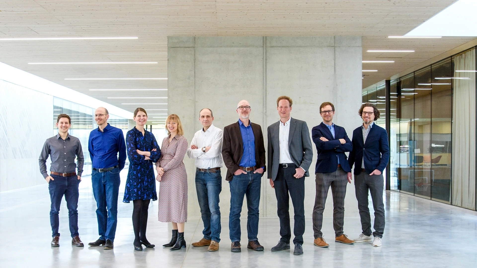 Employer Brand Fotografie in München - authentische Teamsituation in moderner Arbeitsumgebung