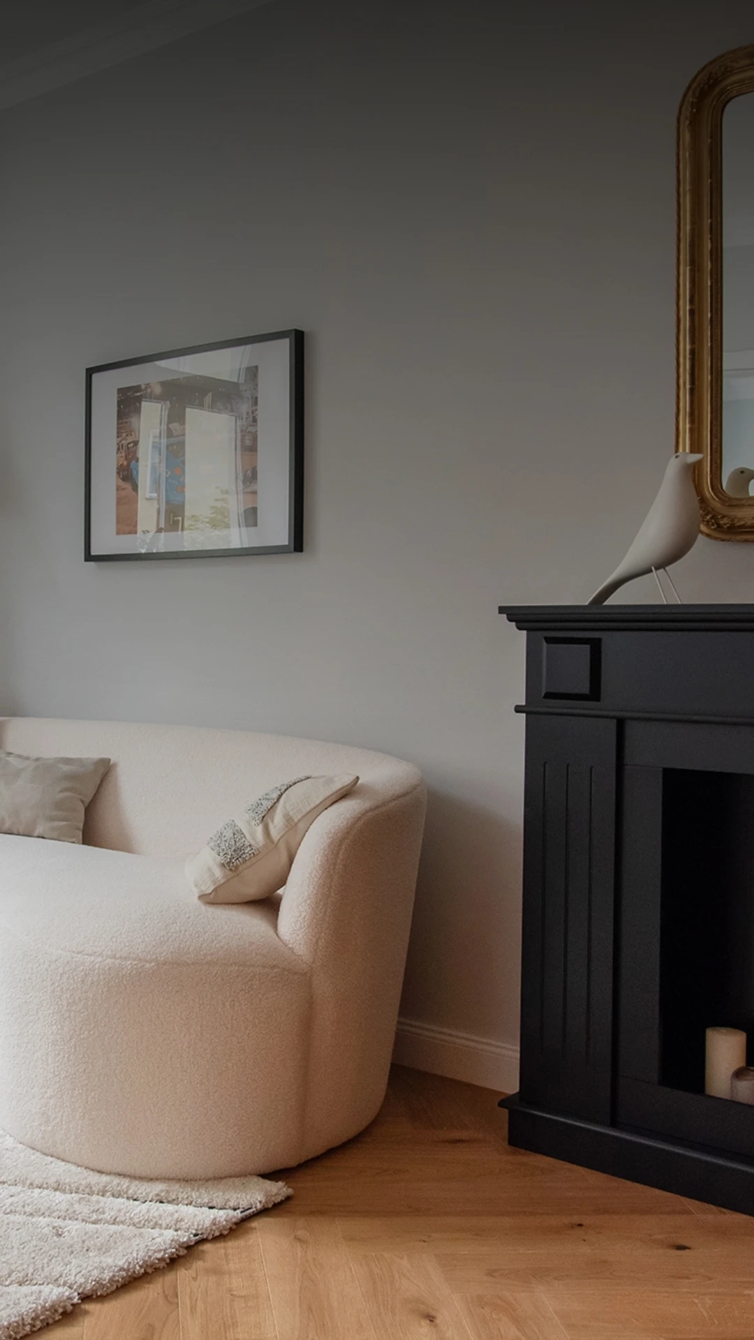 Interieurfotografie in München - stilvolle Wohnraumaufnahme mit Sofa und Kamin