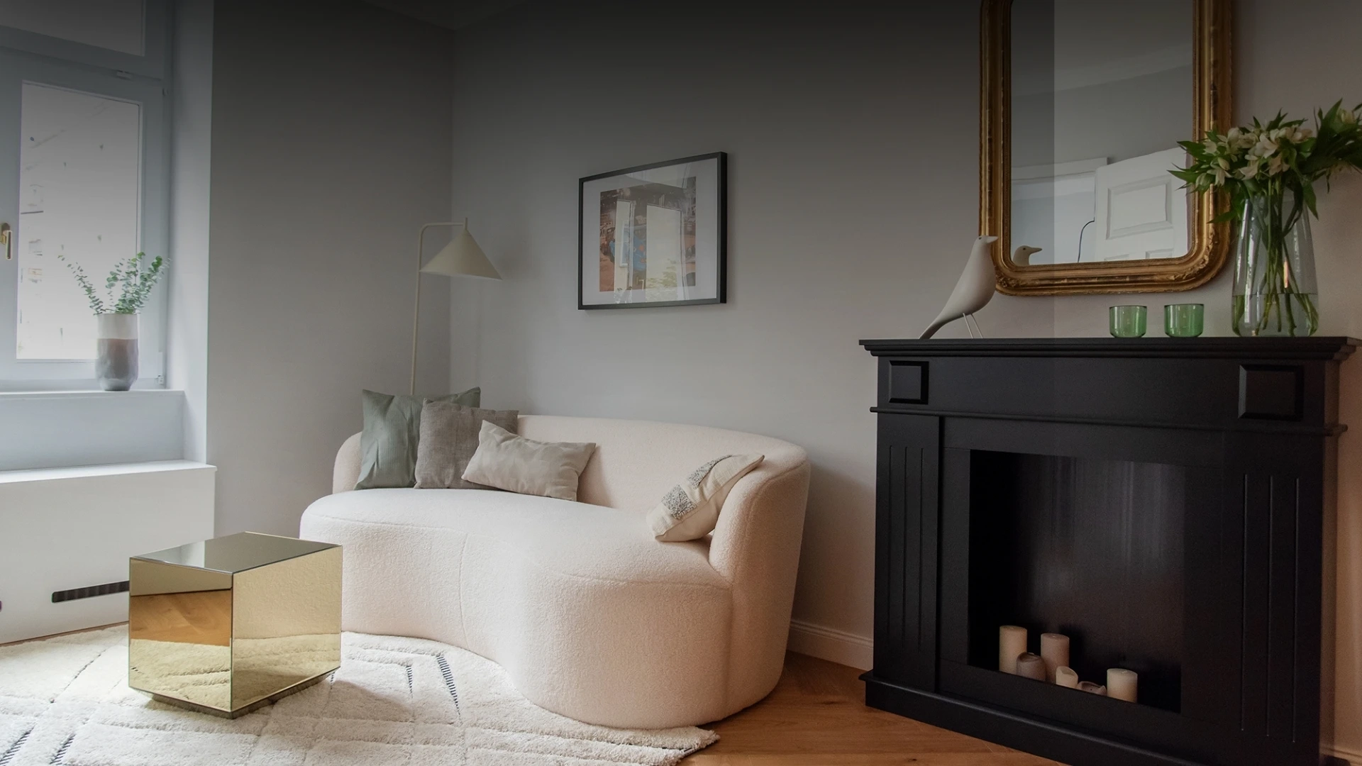 Interieurfotografie in München - stilvolle Wohnraumaufnahme mit Sofa und Kamin