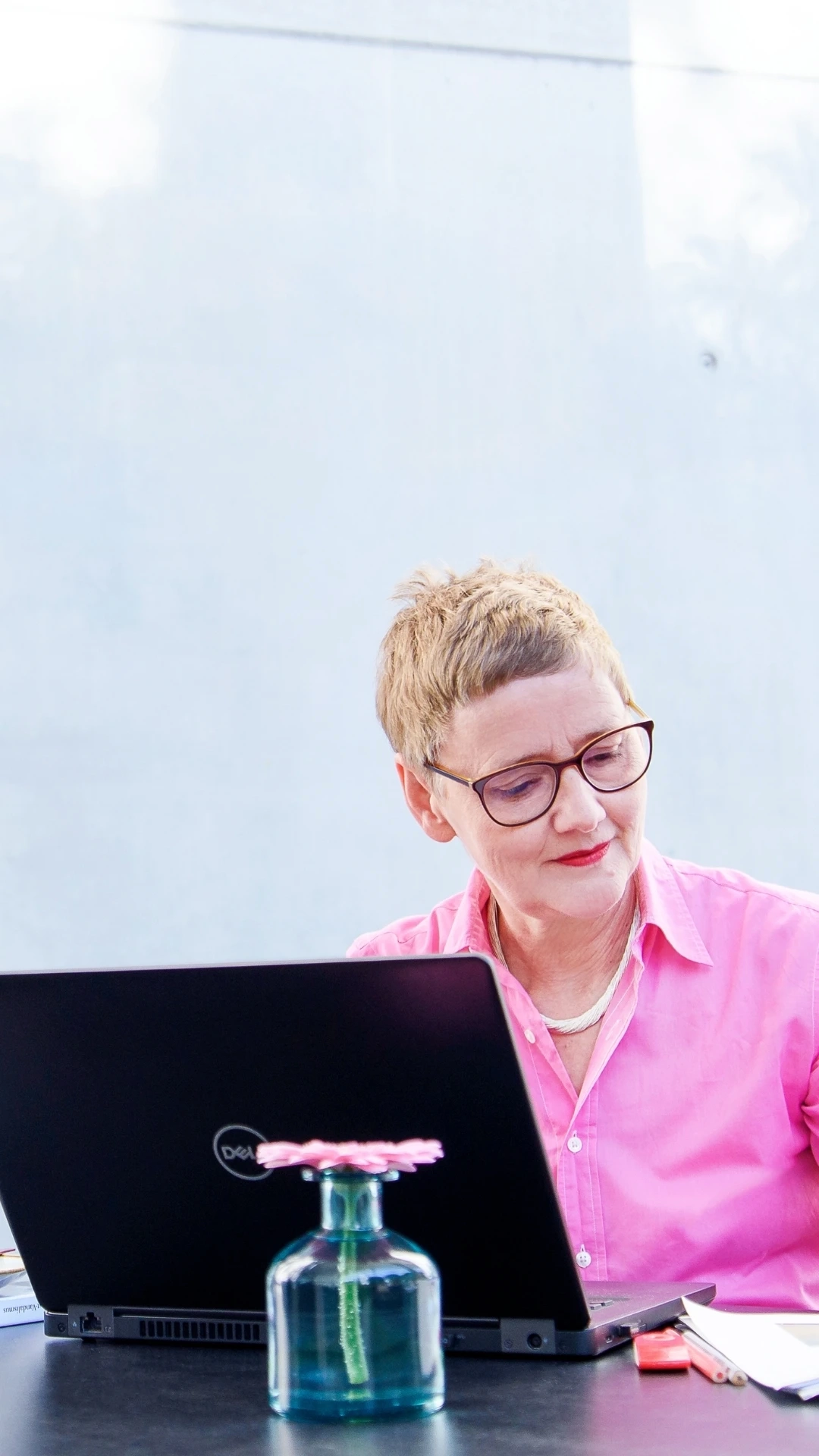 Personal Brand Fotografie in München - ruhiges Porträt einer selbständigen Unternehmerin am Laptop